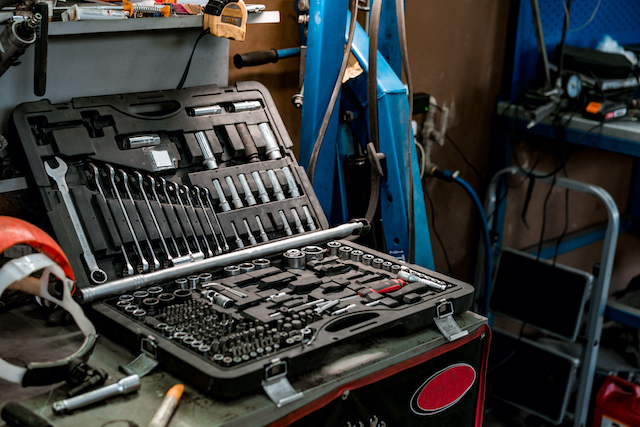 5 Essential Garage Tools Every Mechanic Needs